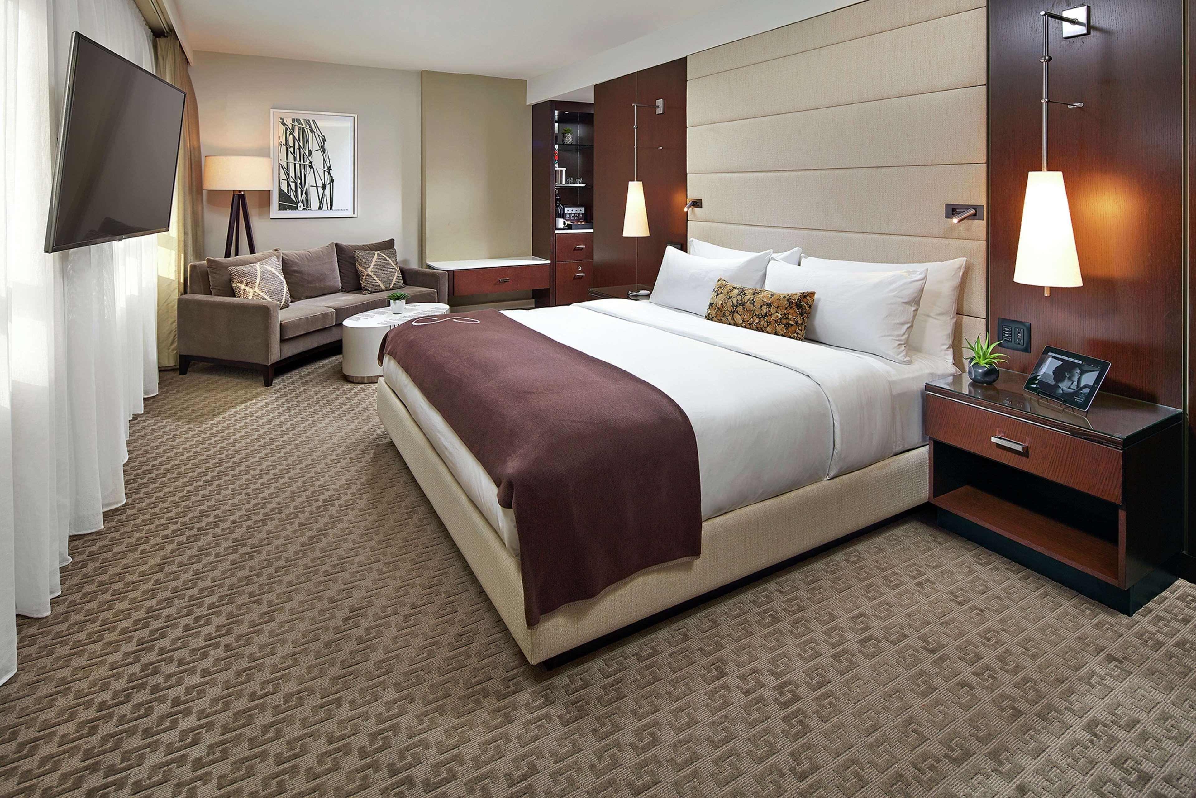 غرفة بريميوم كبيرة بسرير كينج، The Statler Dallas Curio Collection By Hilton 2/5