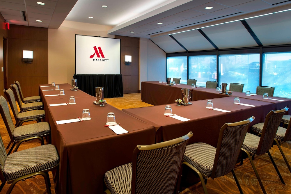 Newark Liberty International Airport Marriott 39/45