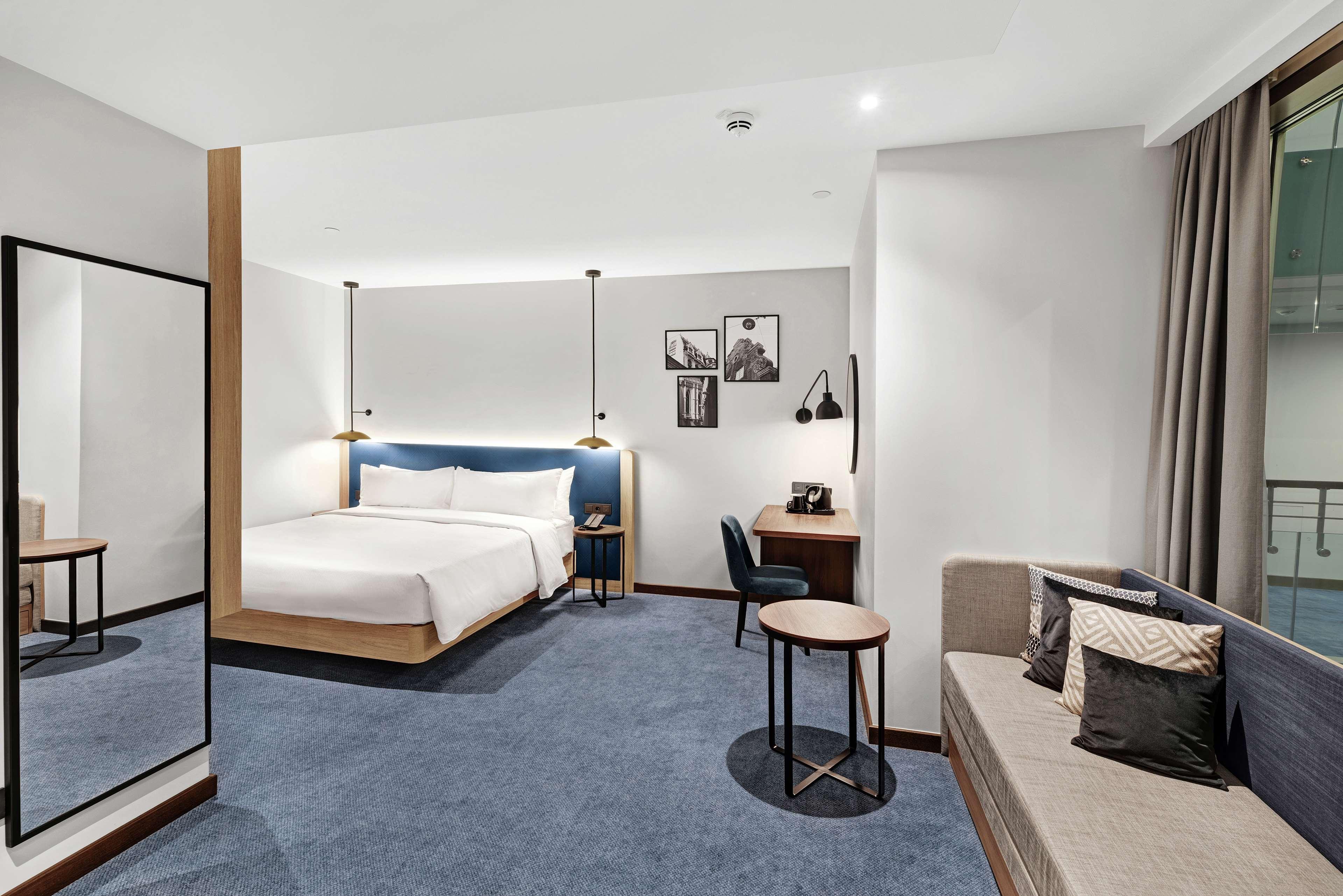 ROOM, KING BED, ATRIUM VIEW, SOFA, ACCESSIBLE