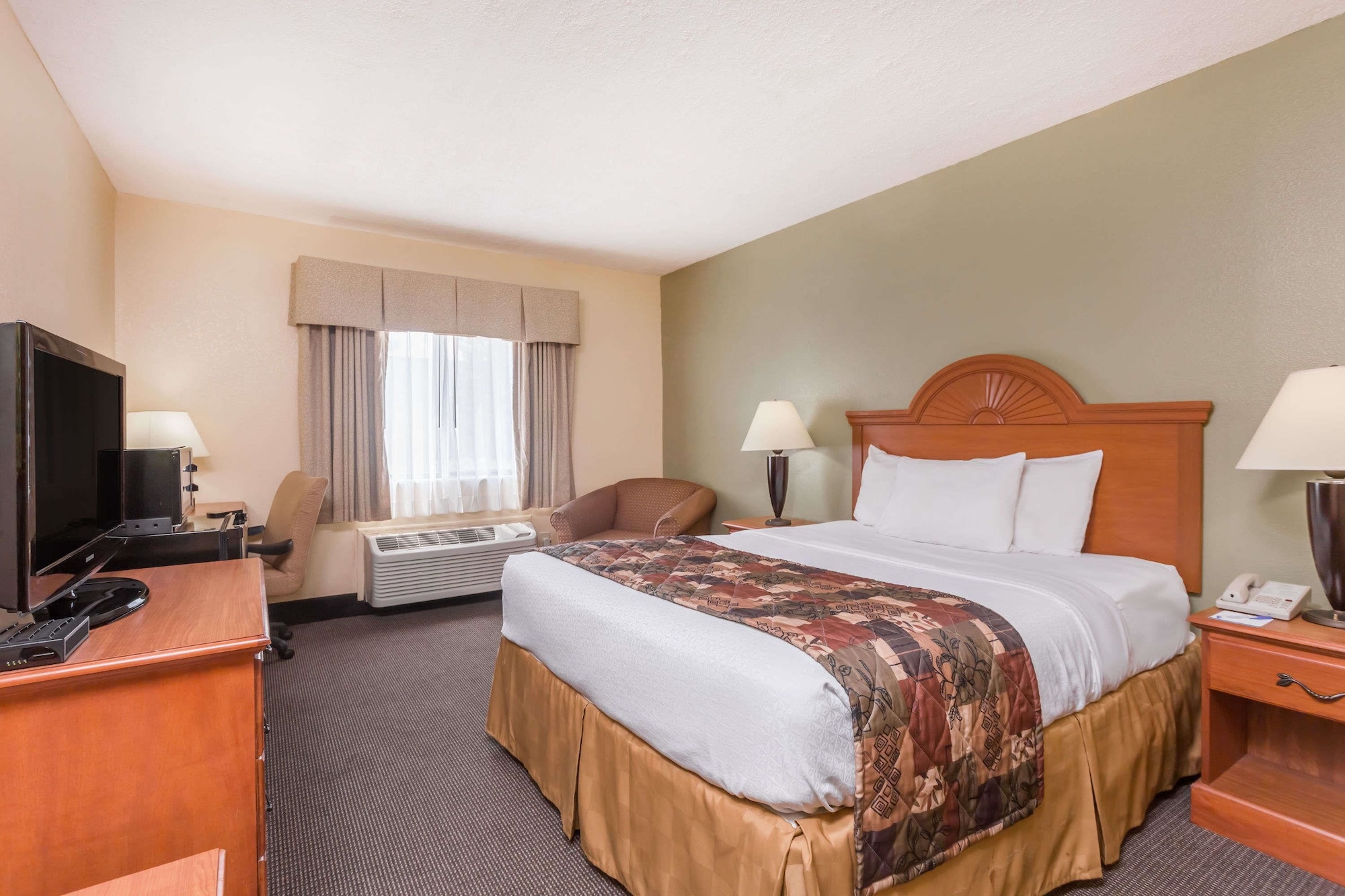 Room, Queen Bed, Kitchen