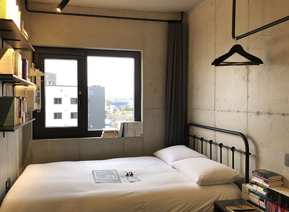 STORY, CONCEPT, DOUBLE BED