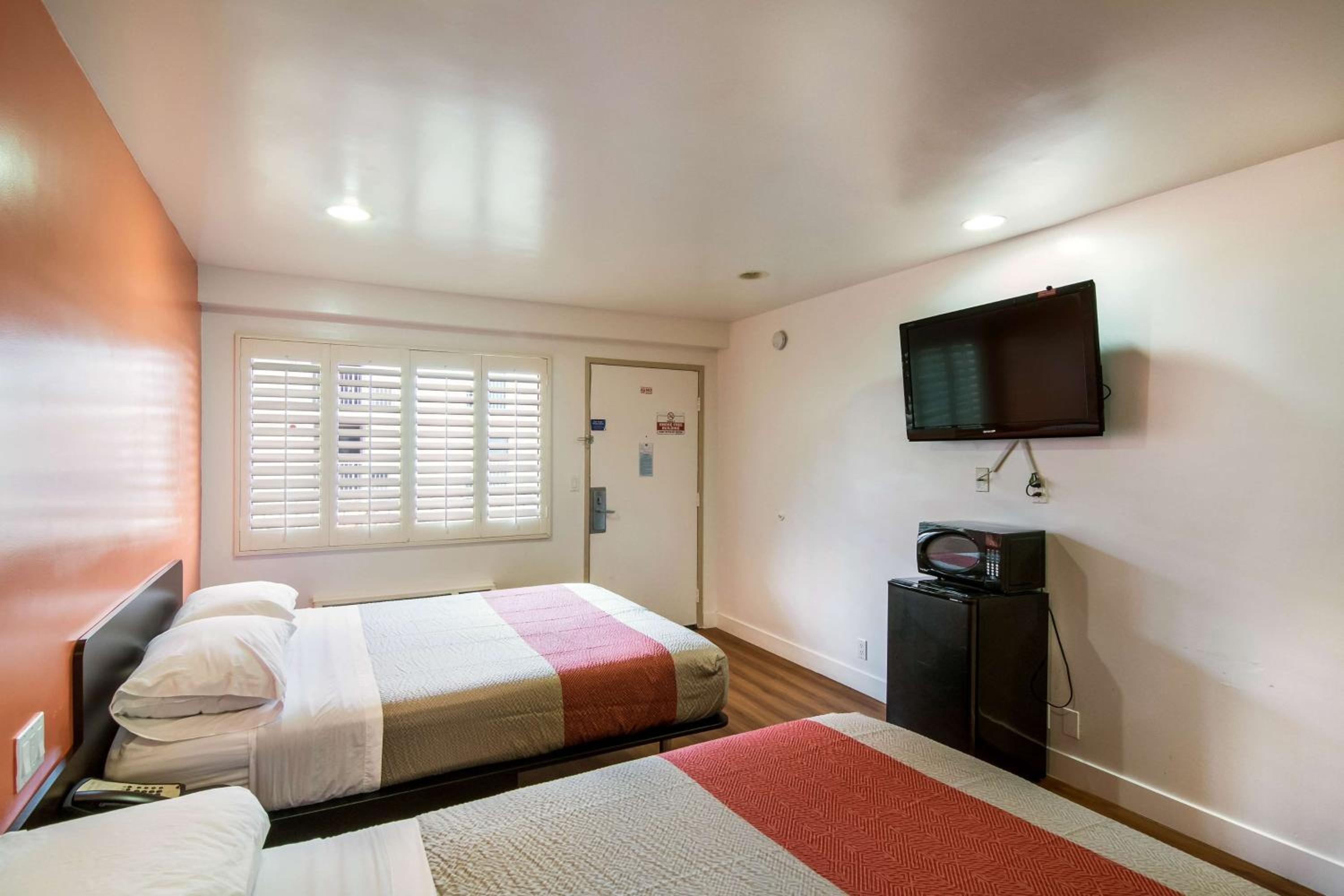 2 Queen Beds - Non-Smoking, Micfridge