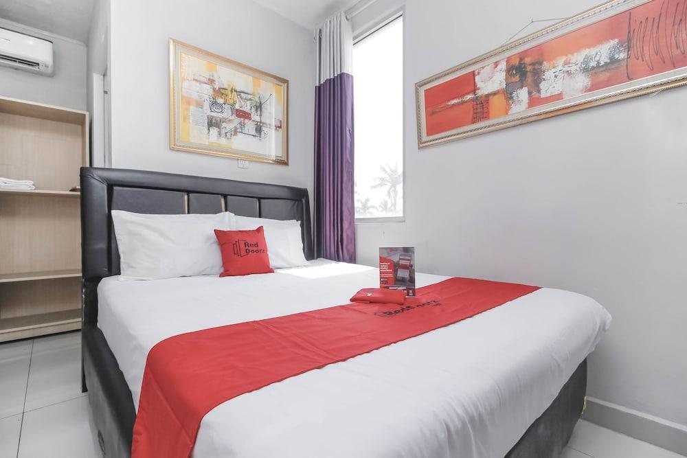 Reddoorz Plus Cikarang 12/20