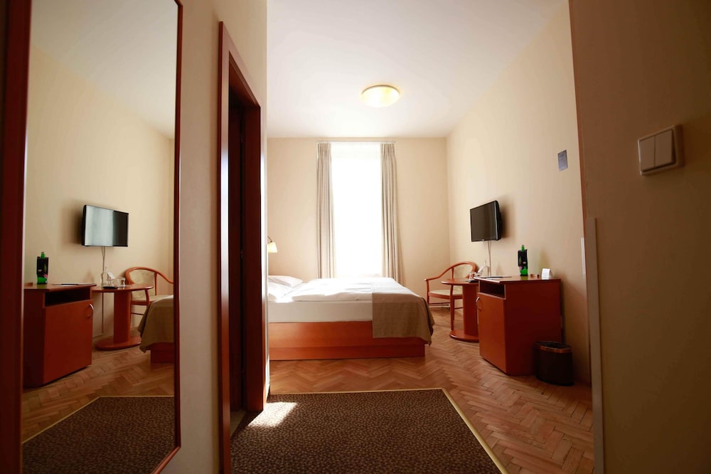 Hotel Merkur 24/63