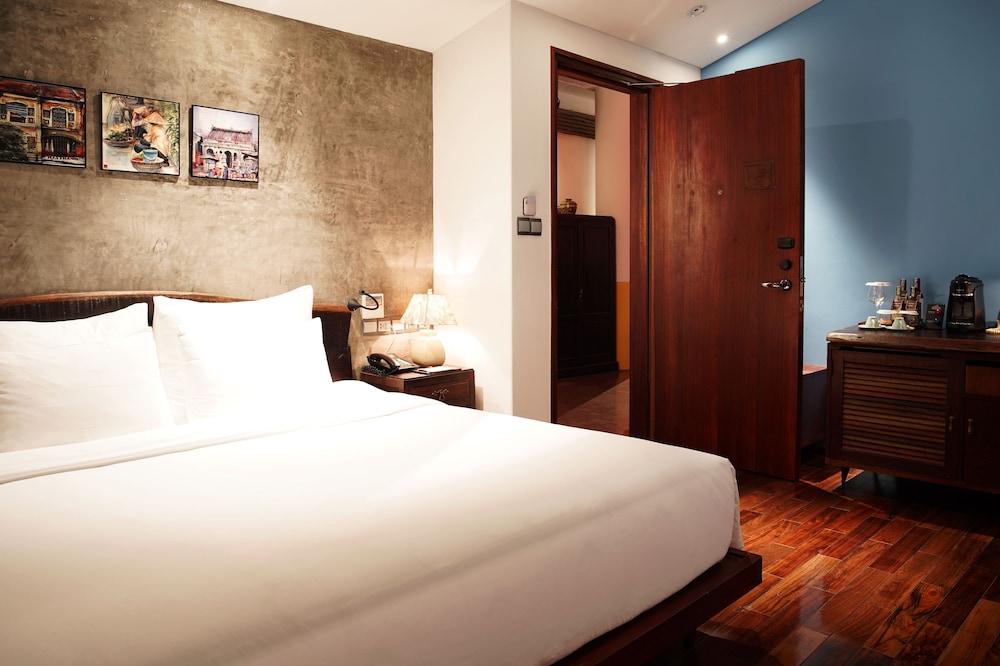 SAIGON BALCONY DOUBLE ROOM