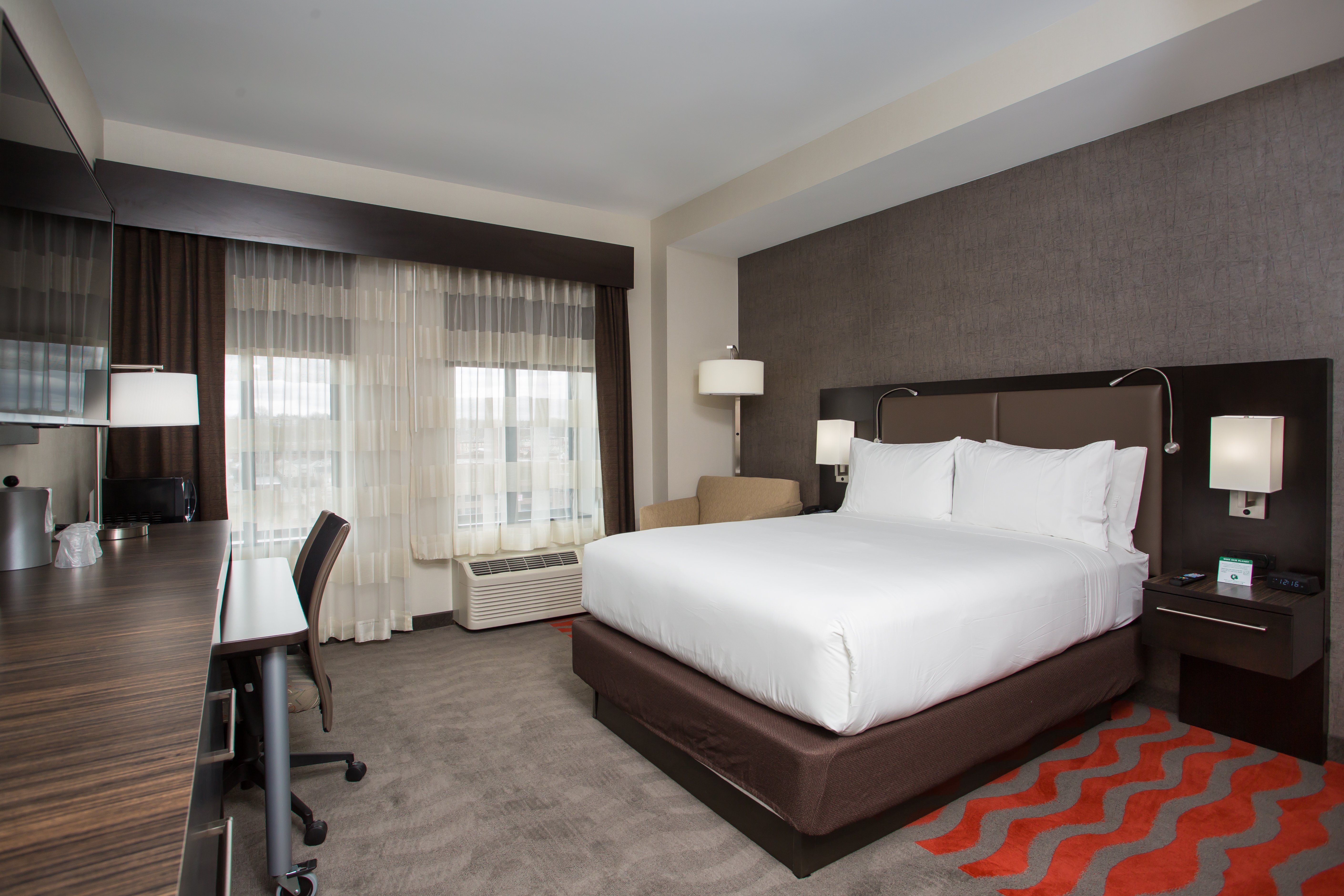 غرفة بسرير كوين