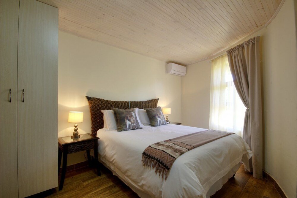 Monzi Safari Lodge 12/69