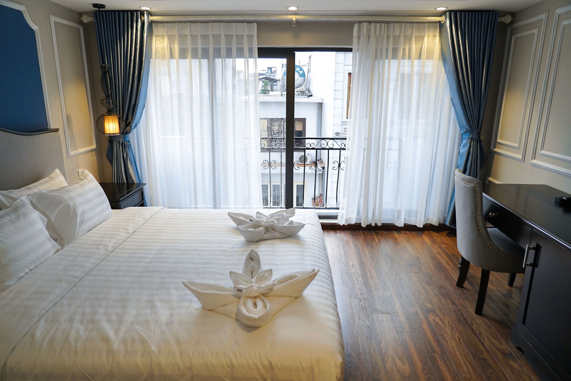 PREMIUM, SUITE, QUEEN BED, BALCONY