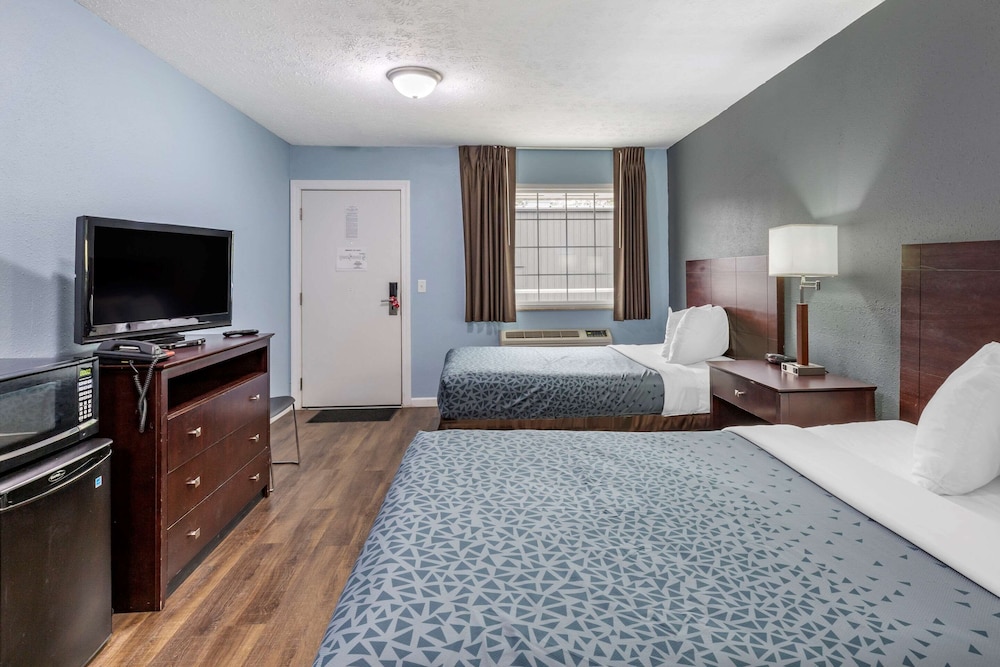 Econo Lodge Inn & Suites South 17/27
