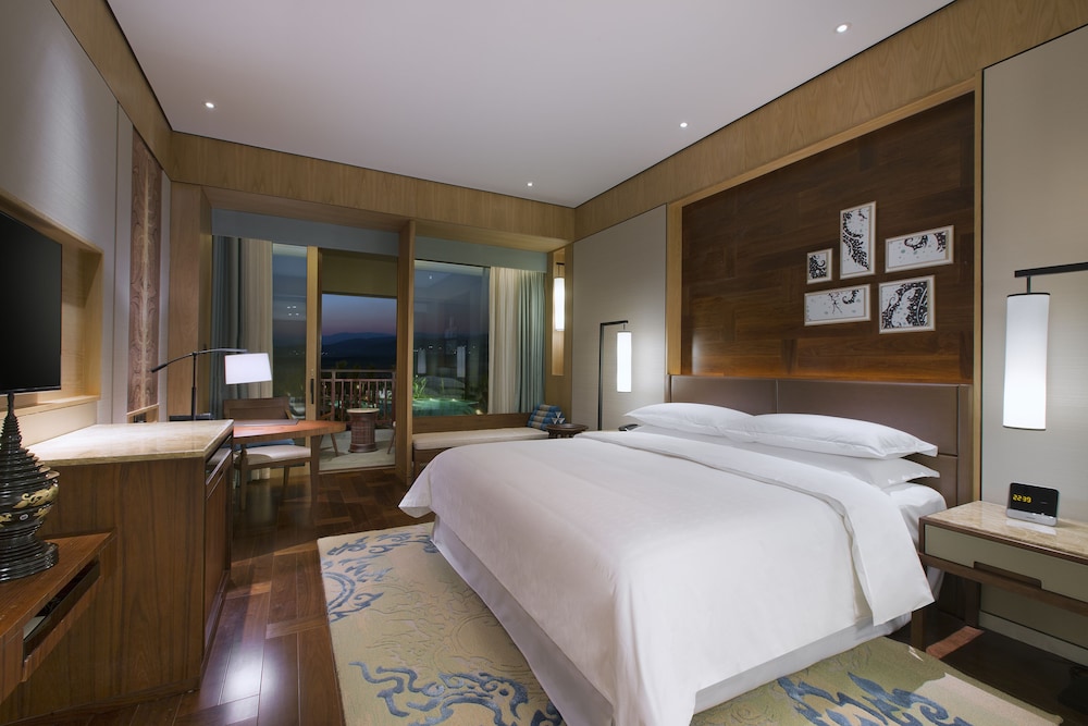 1 Bedroom, Ambassador, Suite, King Bed, Balcony, Large