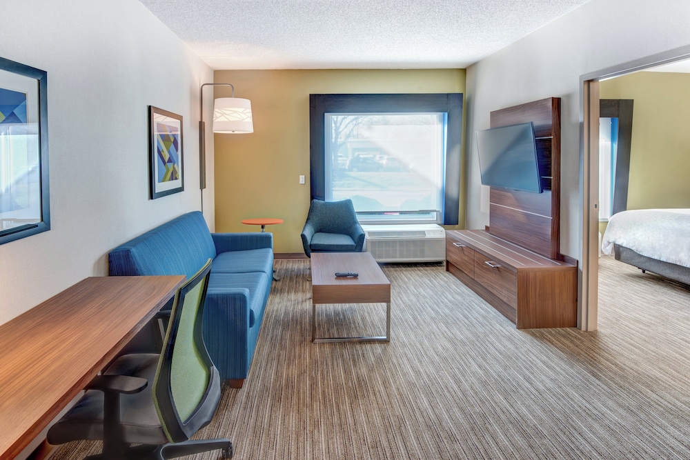 Holiday Inn Express & Suites West Long Branch - Eatontown 53/74