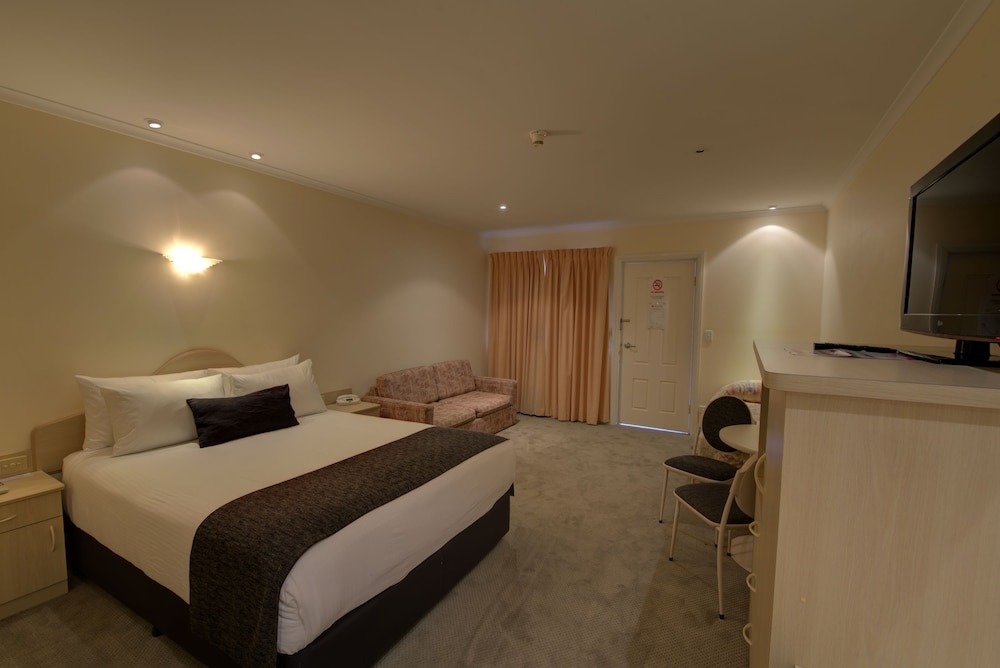 CHARLES RASP MOTOR INN AND COTTAGES 17/56
