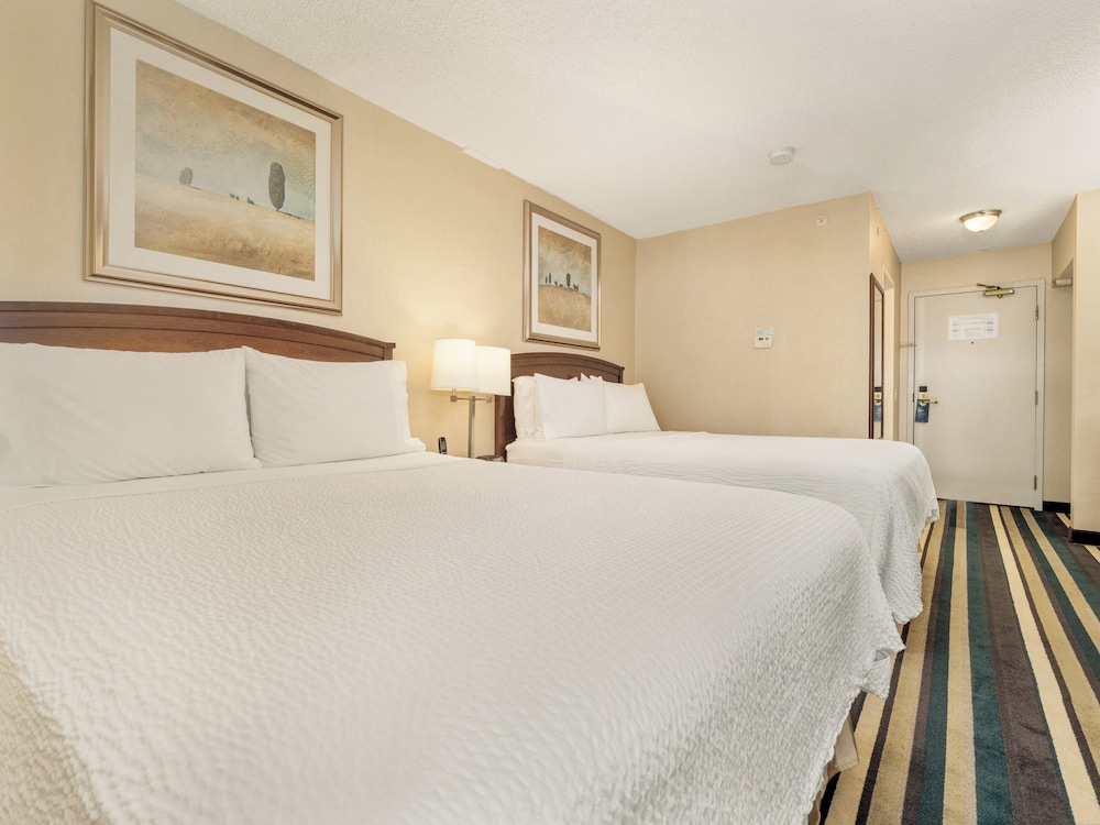 Standard, 2 Queen Beds, Pet Friendly, Holiday Inn Conference Ctr Edmonton South 3/9