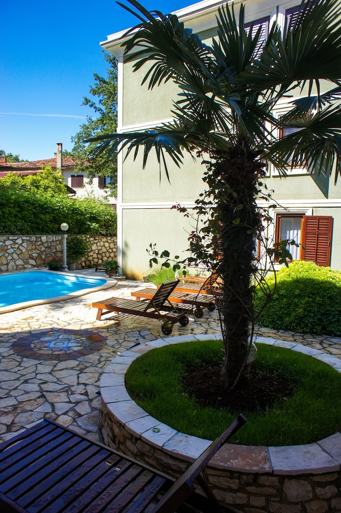 APARTMENTS AND ROOMS DEGRA 37/49