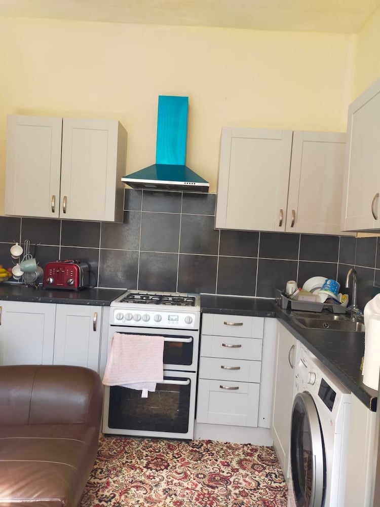 Paradise Apartment- Female Only 14/16