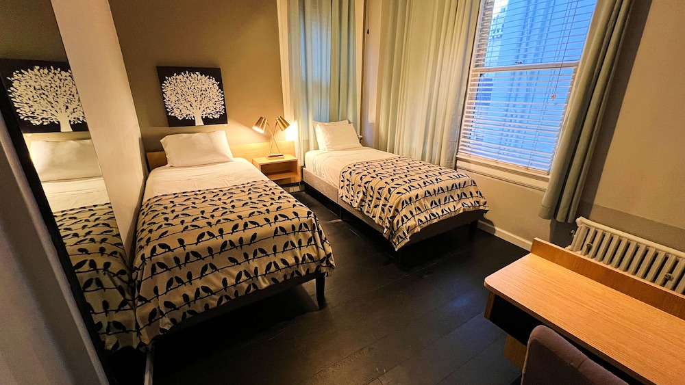 Touchstone Hotel 13/45