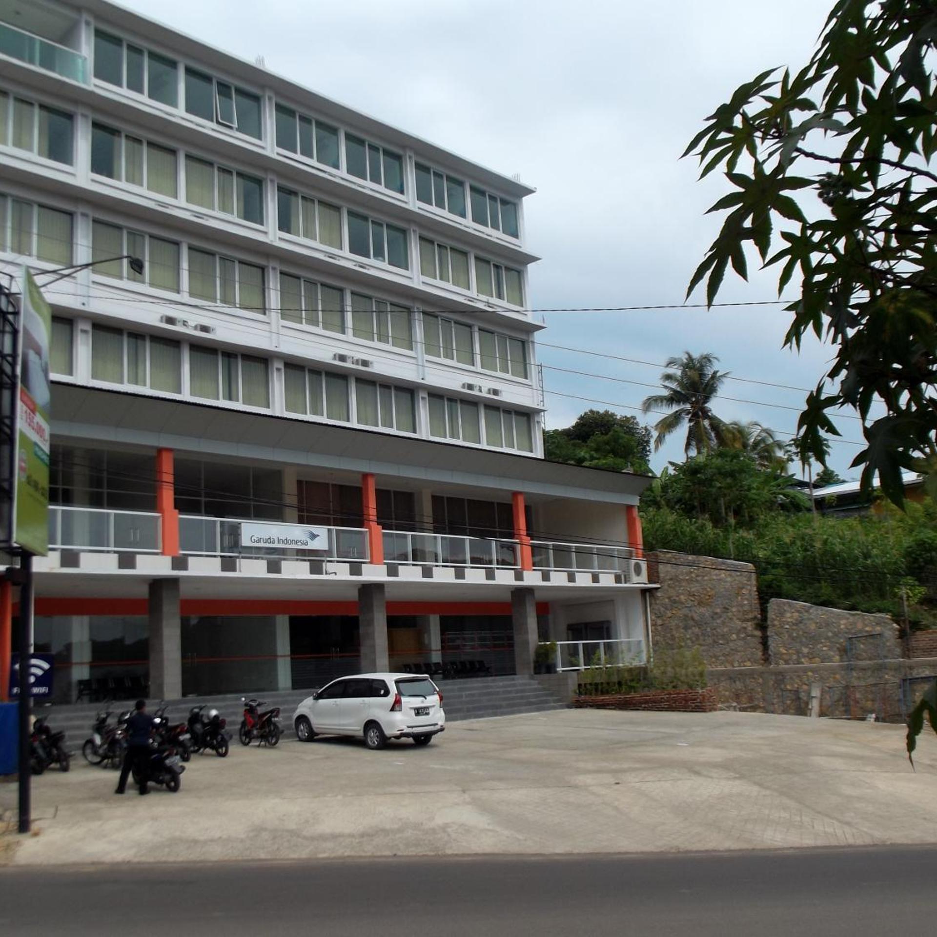 L Bajo Hotel 28/37