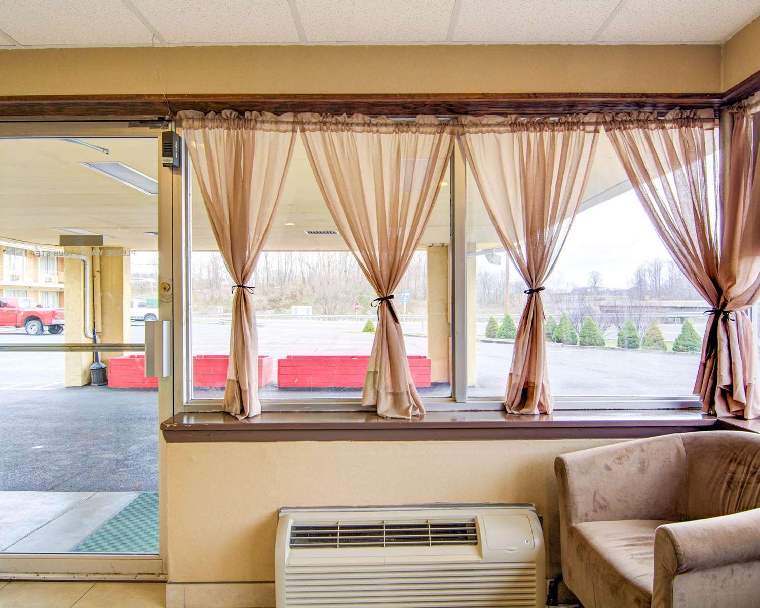 Econo Lodge Wytheville I-77 & I-81 10/21