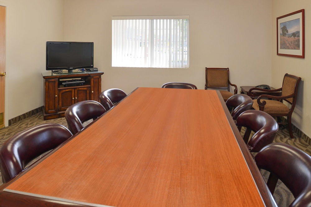 Comfort Inn & Suites Susanville CA 18/24
