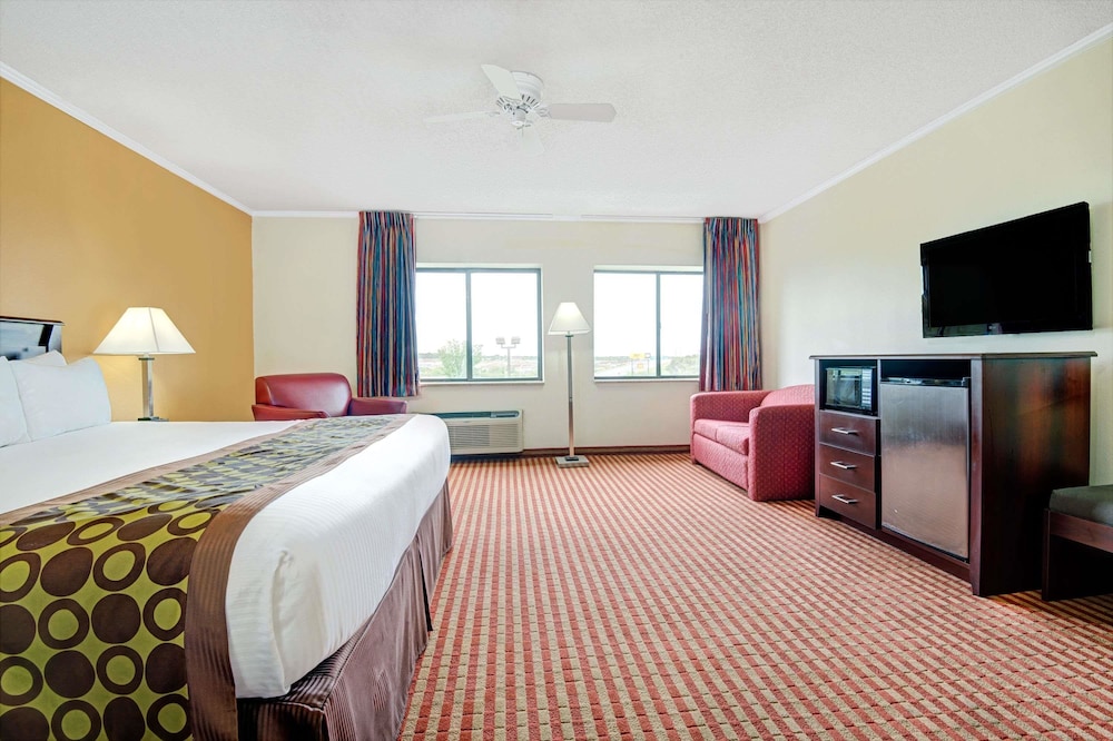 Days Inn & Suites By Wyndham Kansas City South 21/43