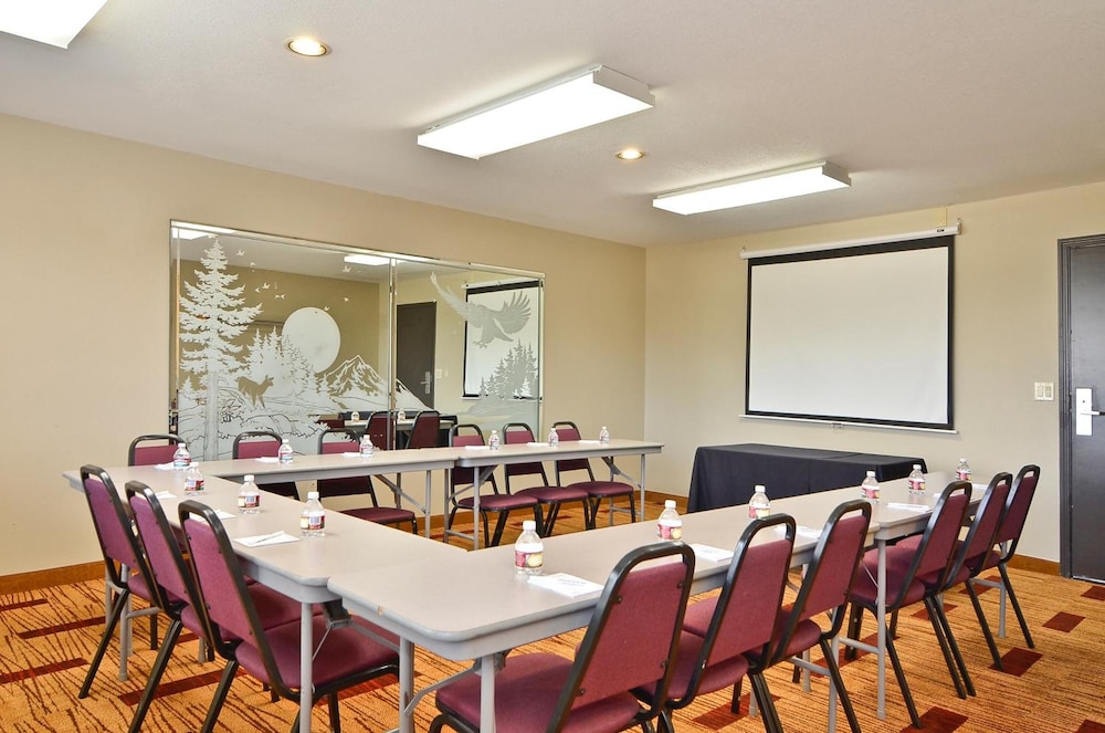 Clackamas Inn Suites 33/42