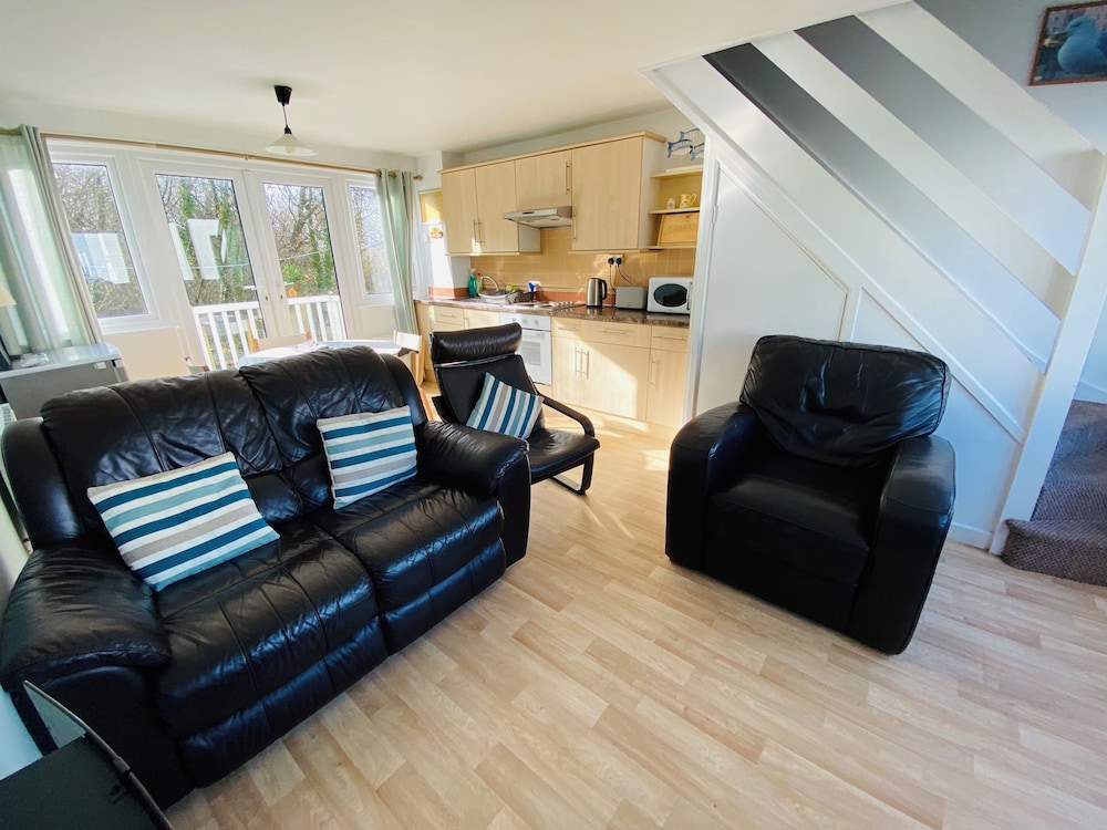 Freshwater Bay Holiday Cottages 40/50
