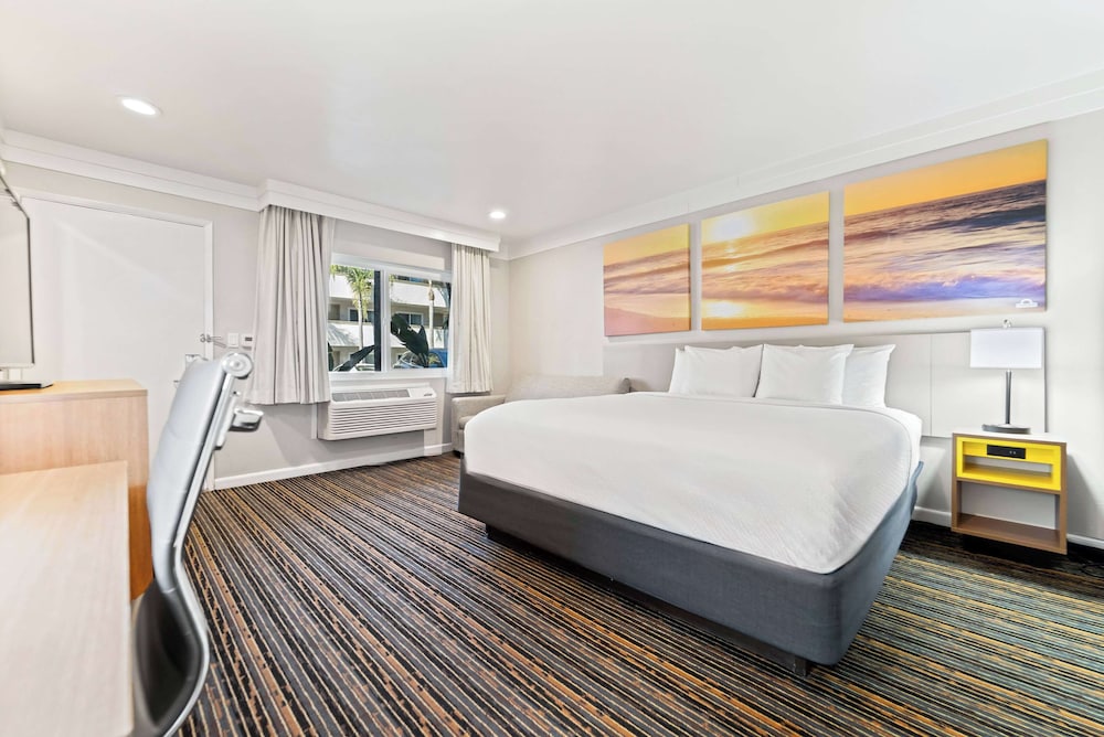 EFFICIENCY, KING BED, ACCESSIBLE