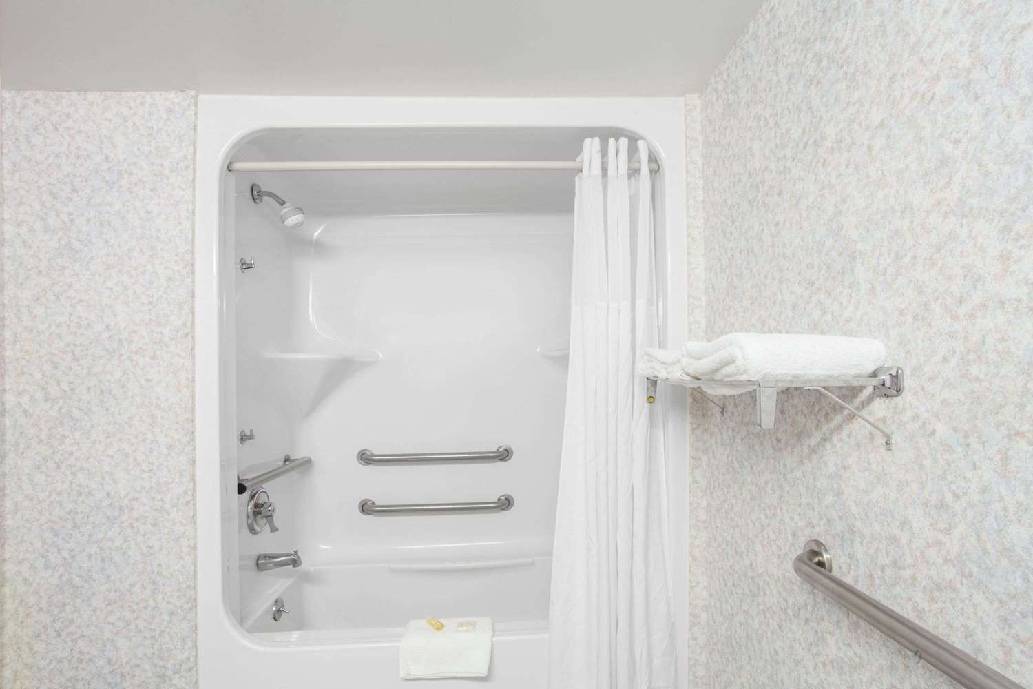 Days Inn By Wyndham Saint Pauls 22/22