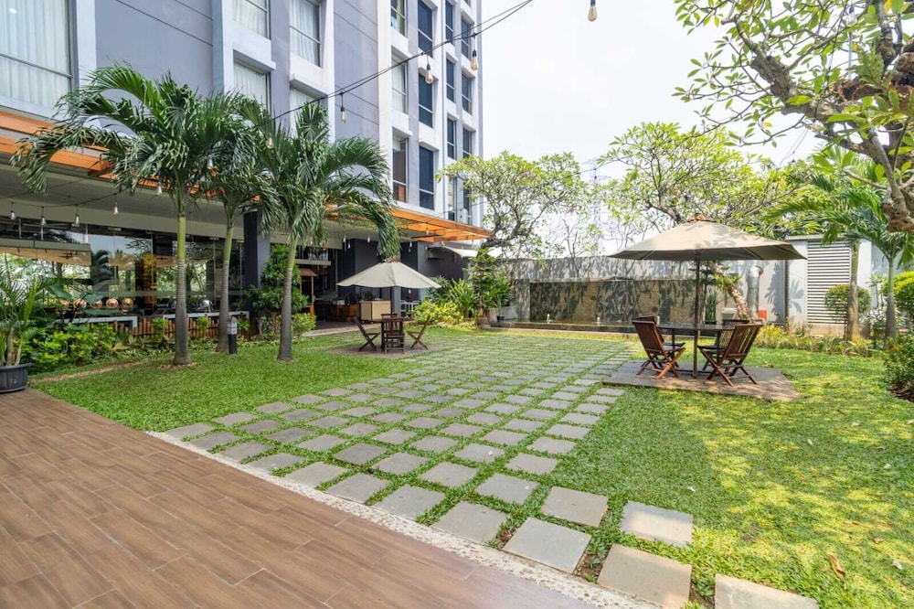 SOLL MARINA HOTEL SERPONG 60/64