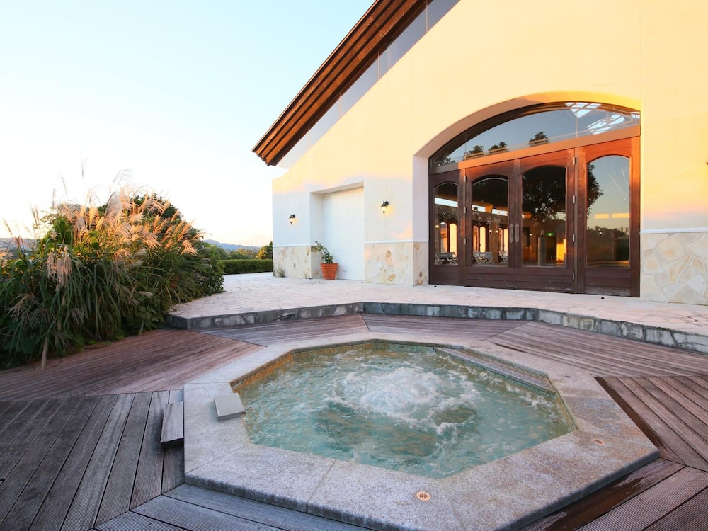 SOUTHERN CROSS RESORT 34/68