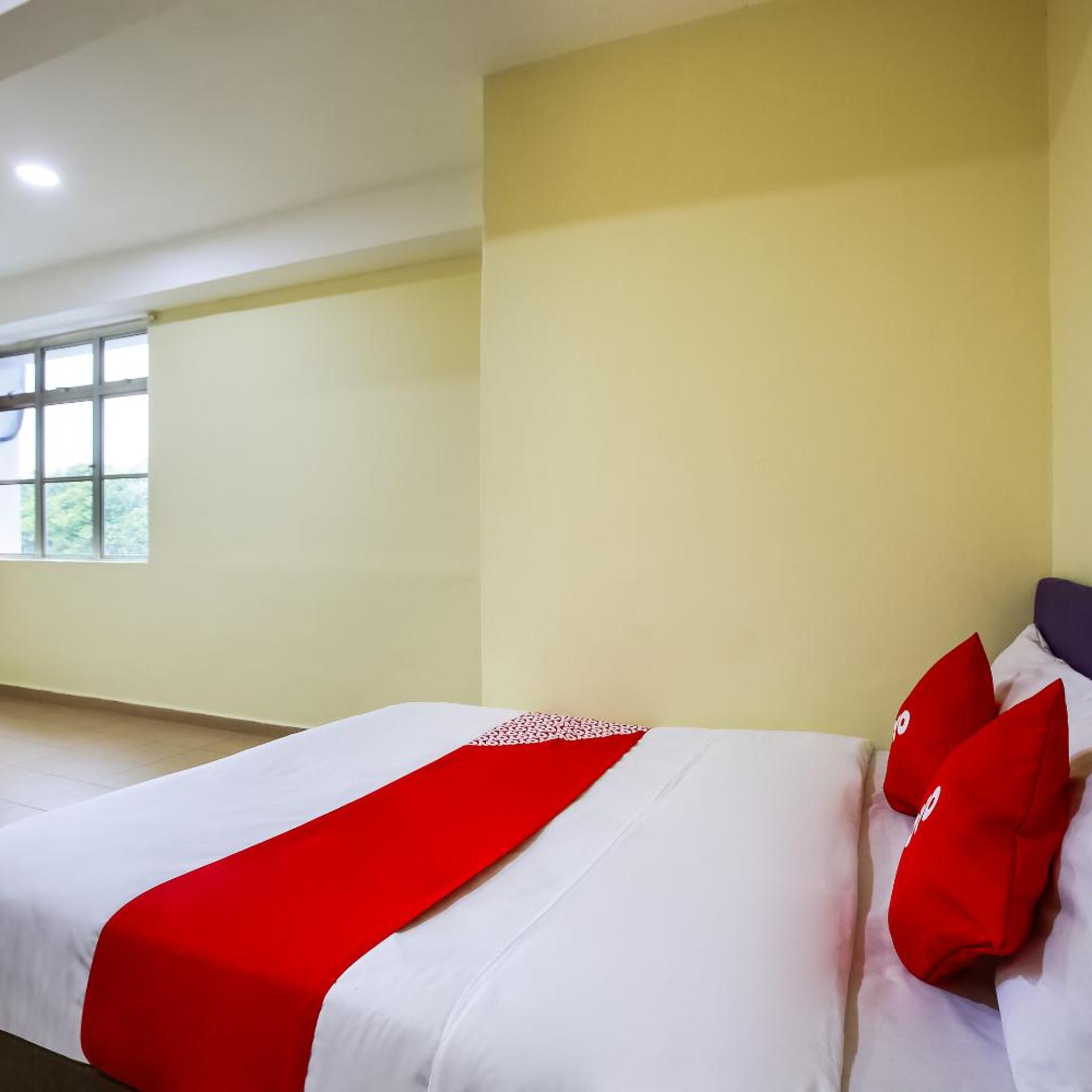 Oyo 89585 Hotel Happy Inn 15/21