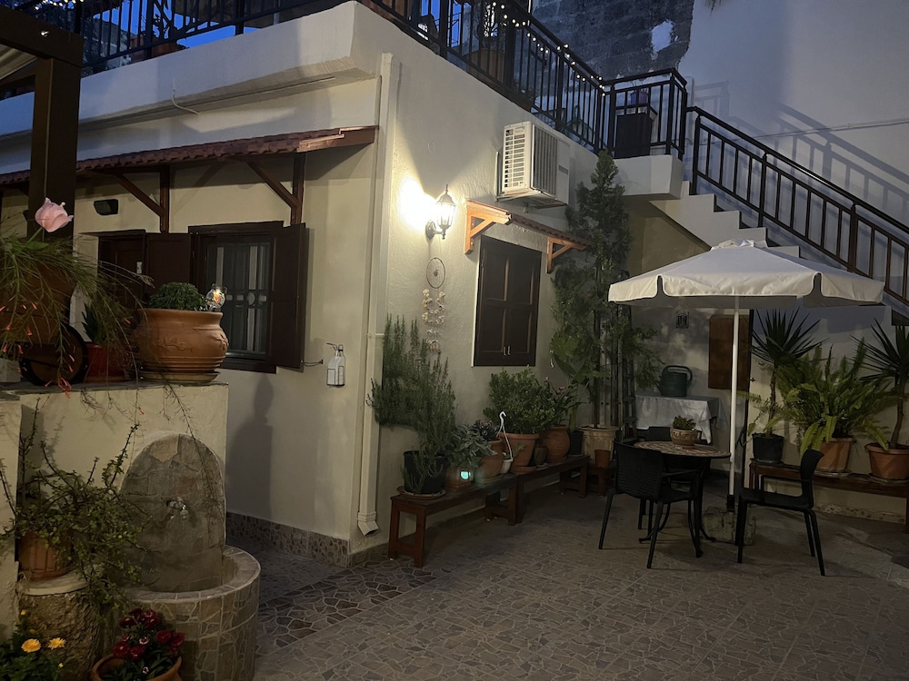 Eleni Rooms 25/40