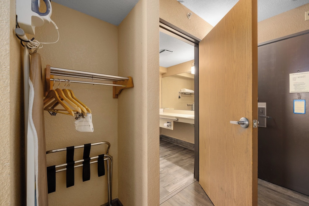 جناح بسرير كينج بغرفة نوم واحدة، Ramada By Wyndham Portland 7/7