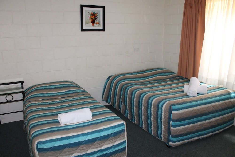 Oasis Inn Apartments 13/60