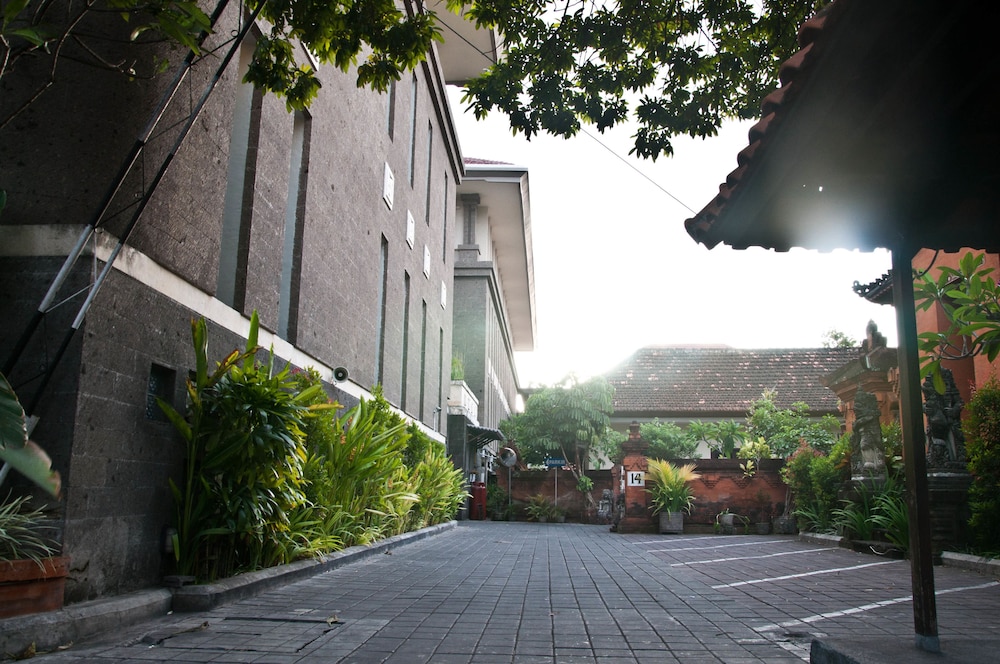Puri Ayu Hotel 34/40