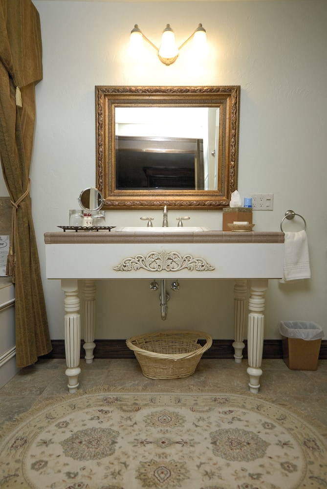 The Roost Bed and Breakfast 38/40