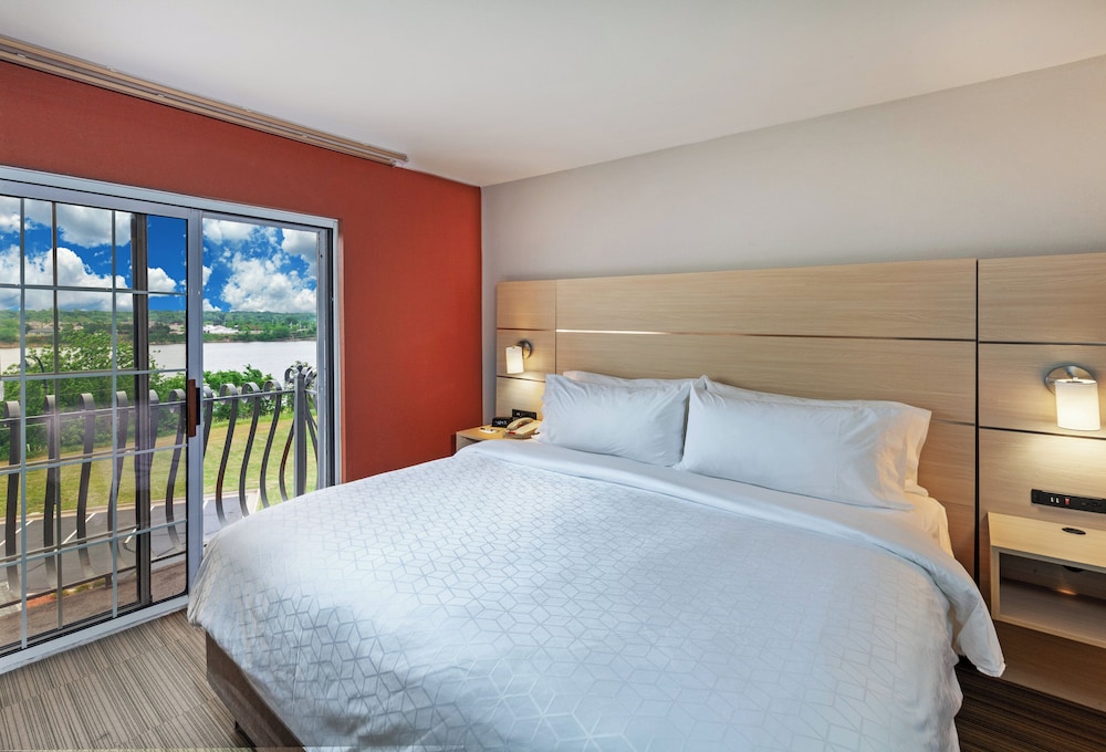 Suite, King Bed, River View
