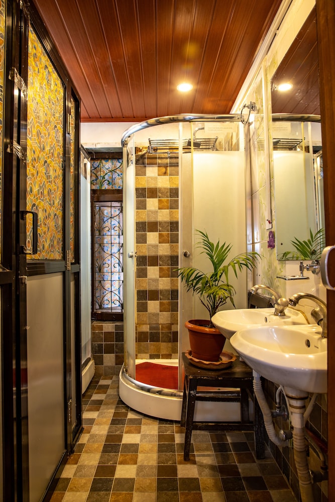Shangri-La Boutique Hotel 36/50