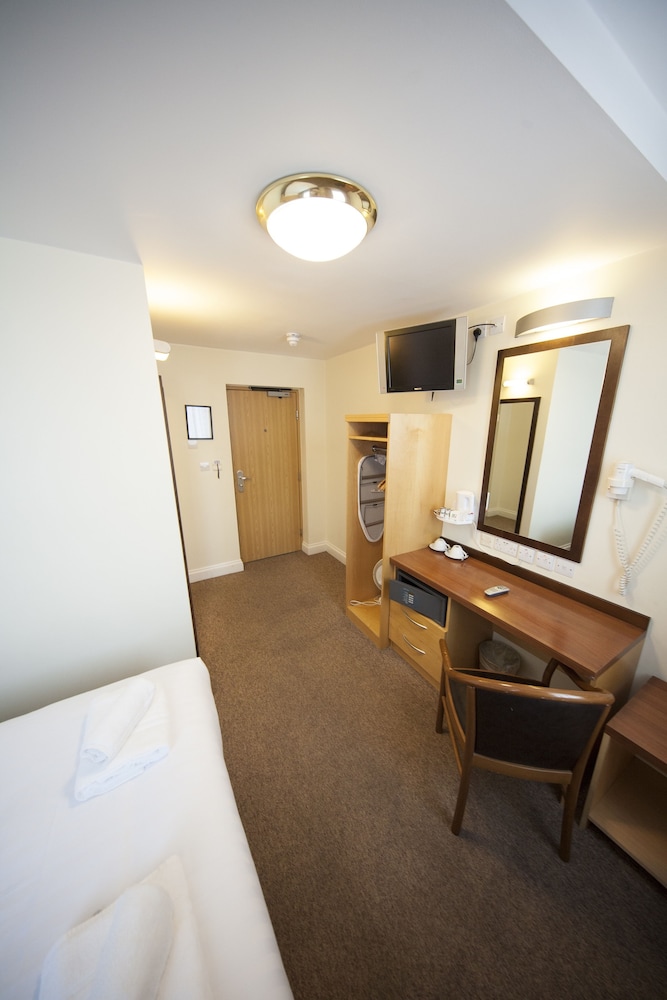 Maiden Oval Hotel 15/28