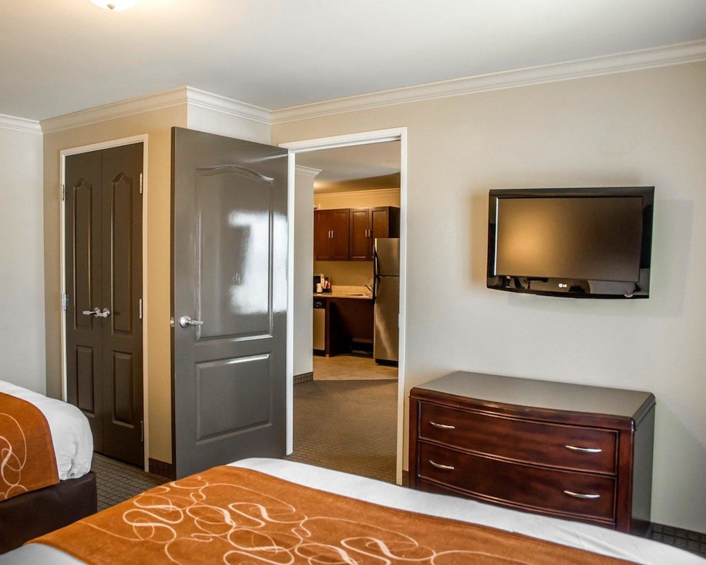 Spark by Hilton Cincinnati Fairfield 11/42