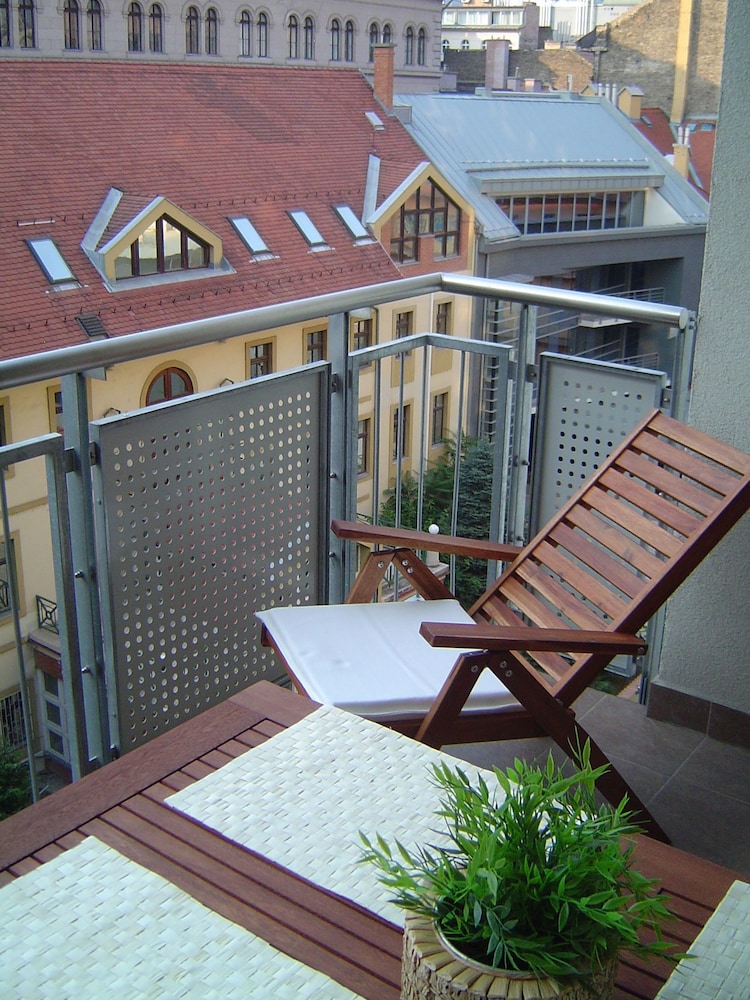Trendy Deluxe Apartments 4/40