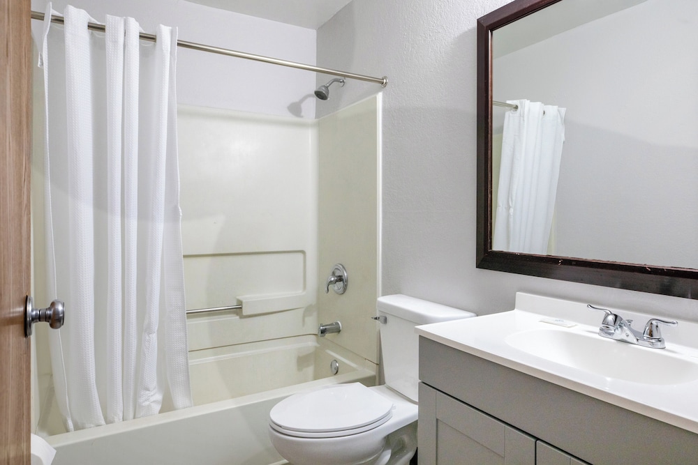 Super Inn by OYO Lansing MI 27/28