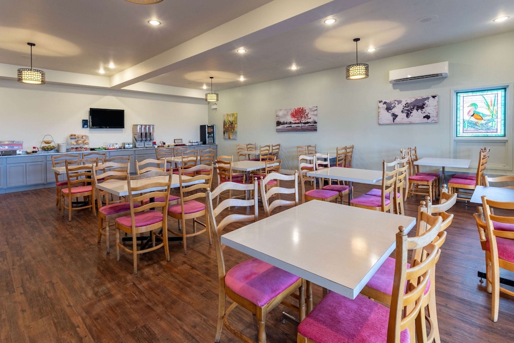 Travelodge by Wyndham Amherst 34/48