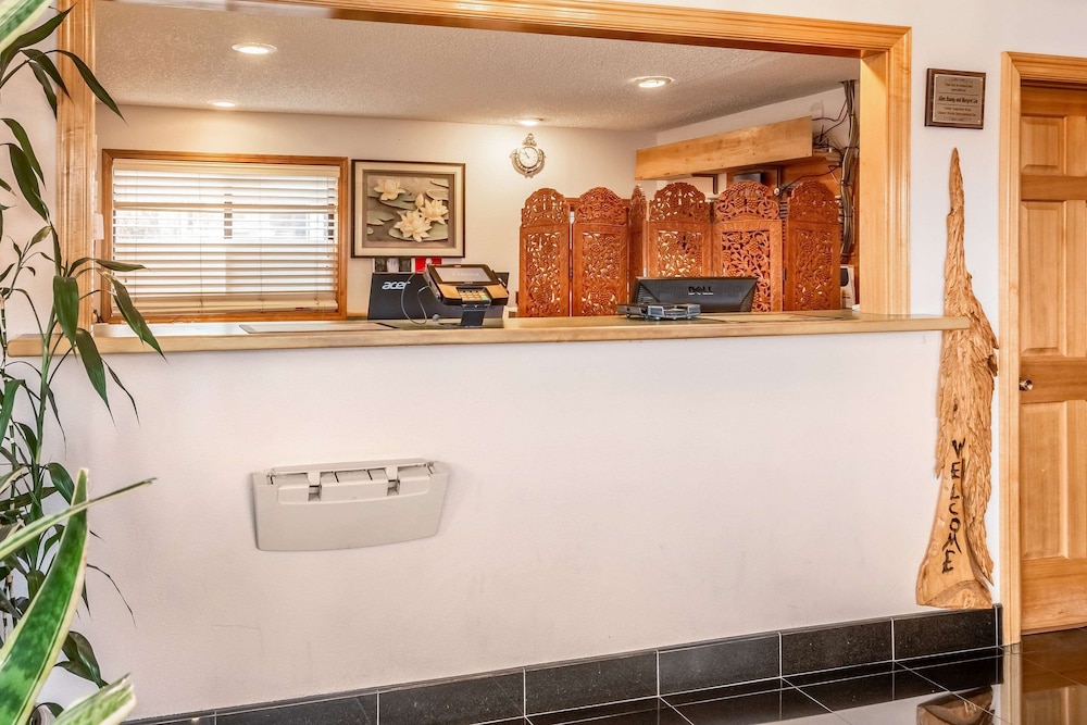 Econo Lodge Inn & Suites Madras 6/41