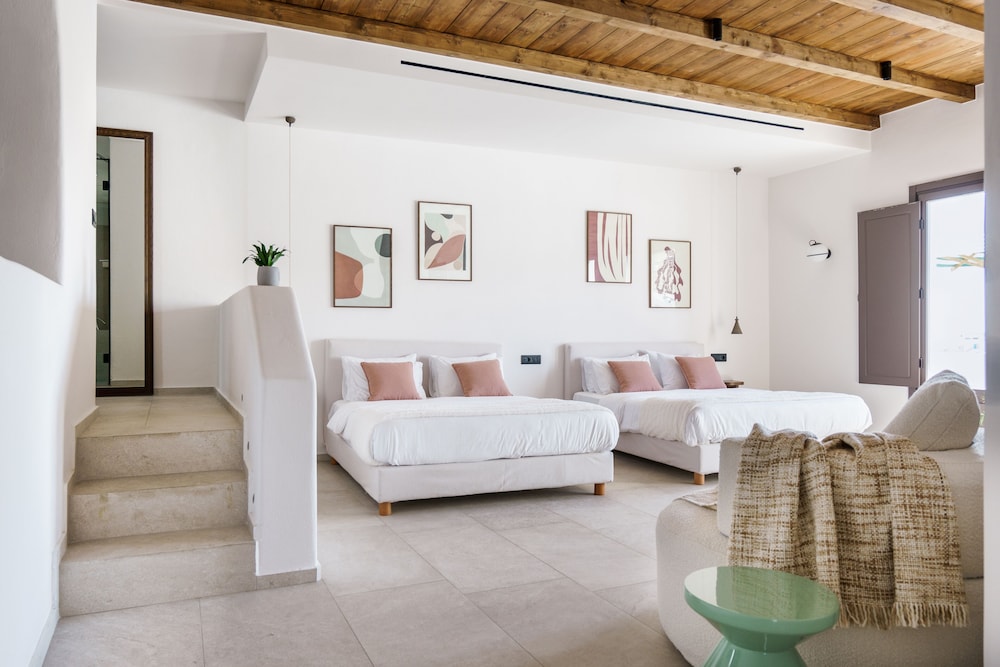 Pelican Bay Art Hotel 23/63