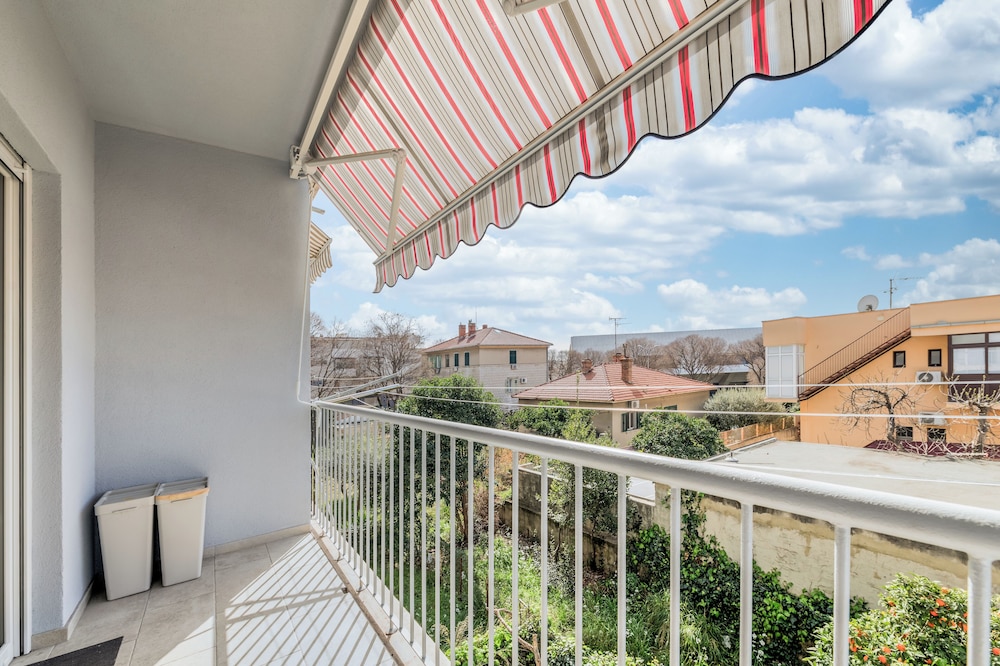 Bells & Whistles, Comfortable Condo 1/30