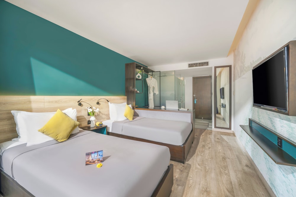 PREMIER, TWIN BEDS, CHURCH VIEW, BALCONY