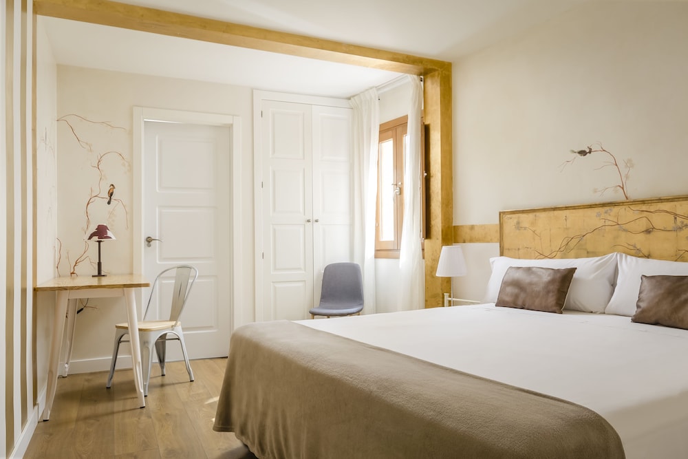 EL HOSTAL PUERTA BISAGRA. 13/60