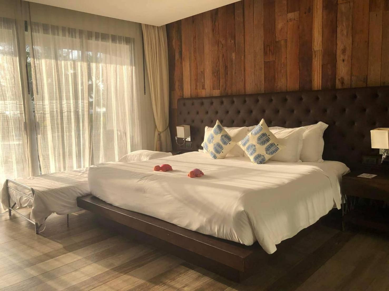 Deluxe, Twin Beds, Pool Access