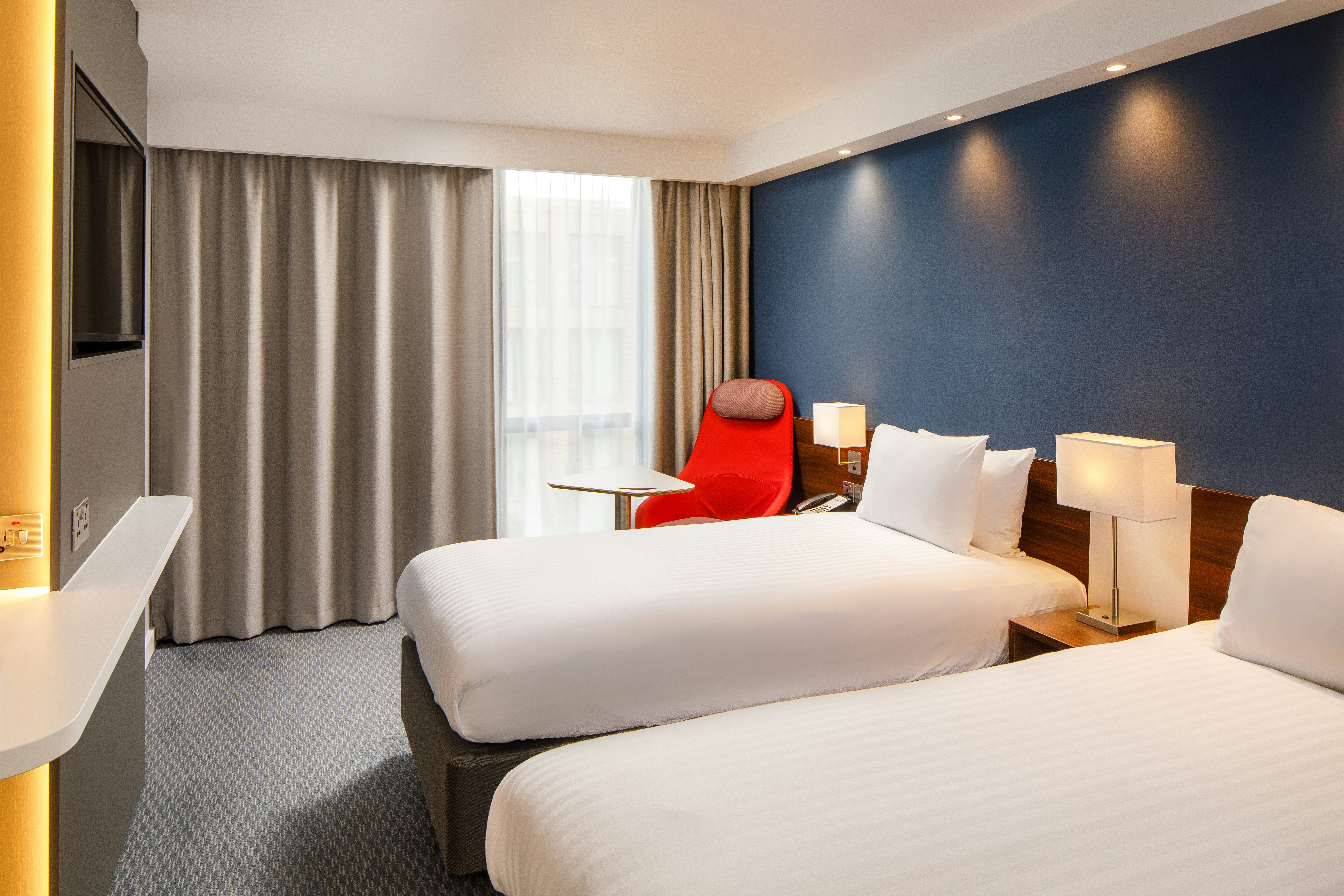 غرفة بسريرين منفصلين